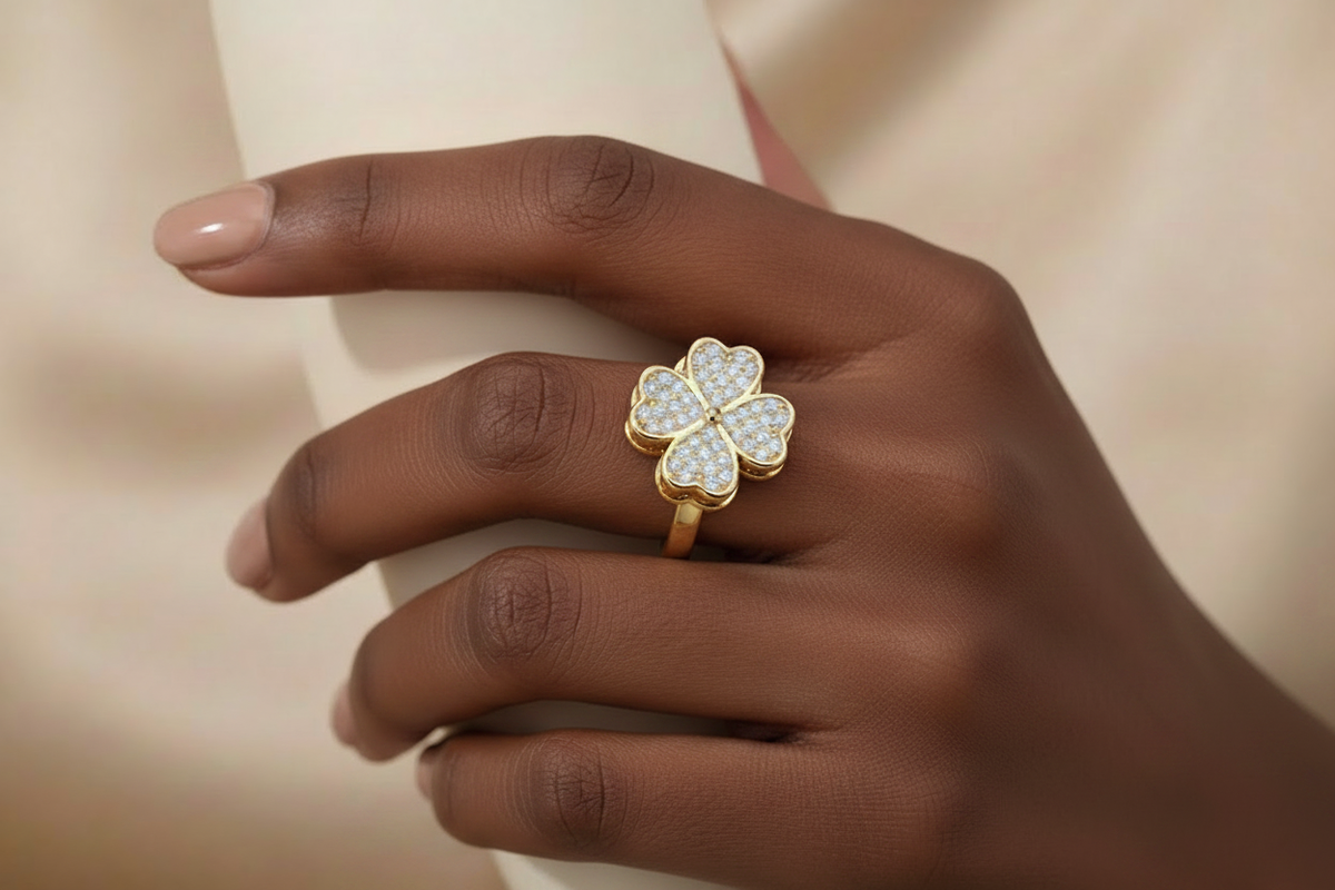 Bague trèfle NOUDEM main afro Image